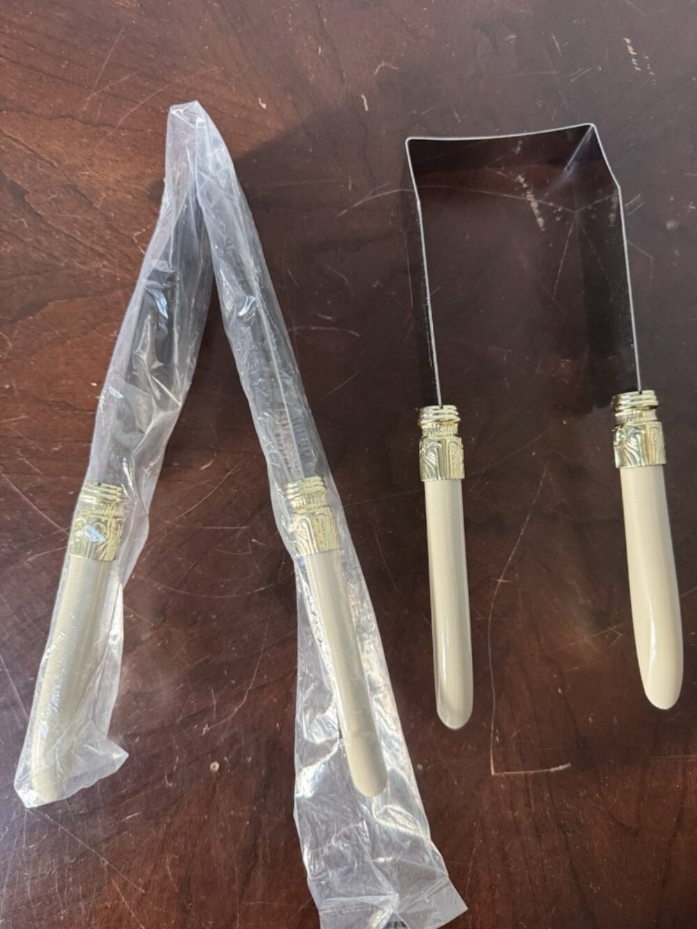 NEW Debbie Meyer Cake Cutter Set of 2 Cream Handle Stainless Steel